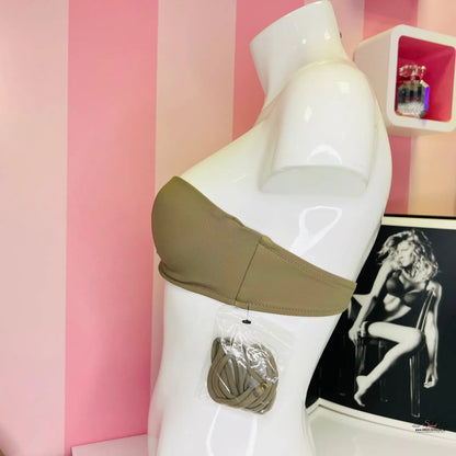 Mannequin torso v béžové plavkovém topu Victoria’s Secret s lehkým řasením uprostřed dekoltu