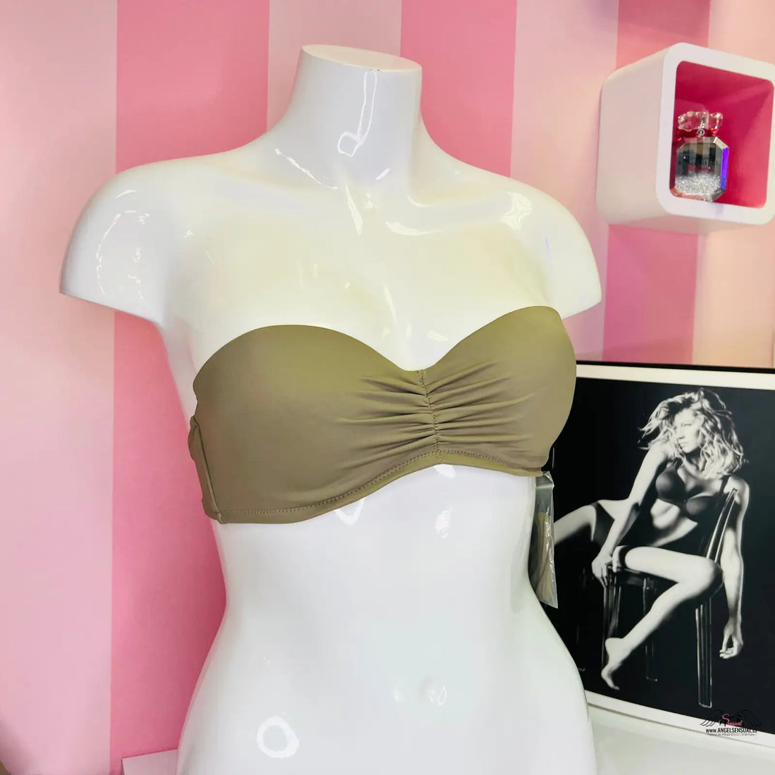 Olive green strapless bandeau bra s lehkým řasením uprostřed na bílém modelu