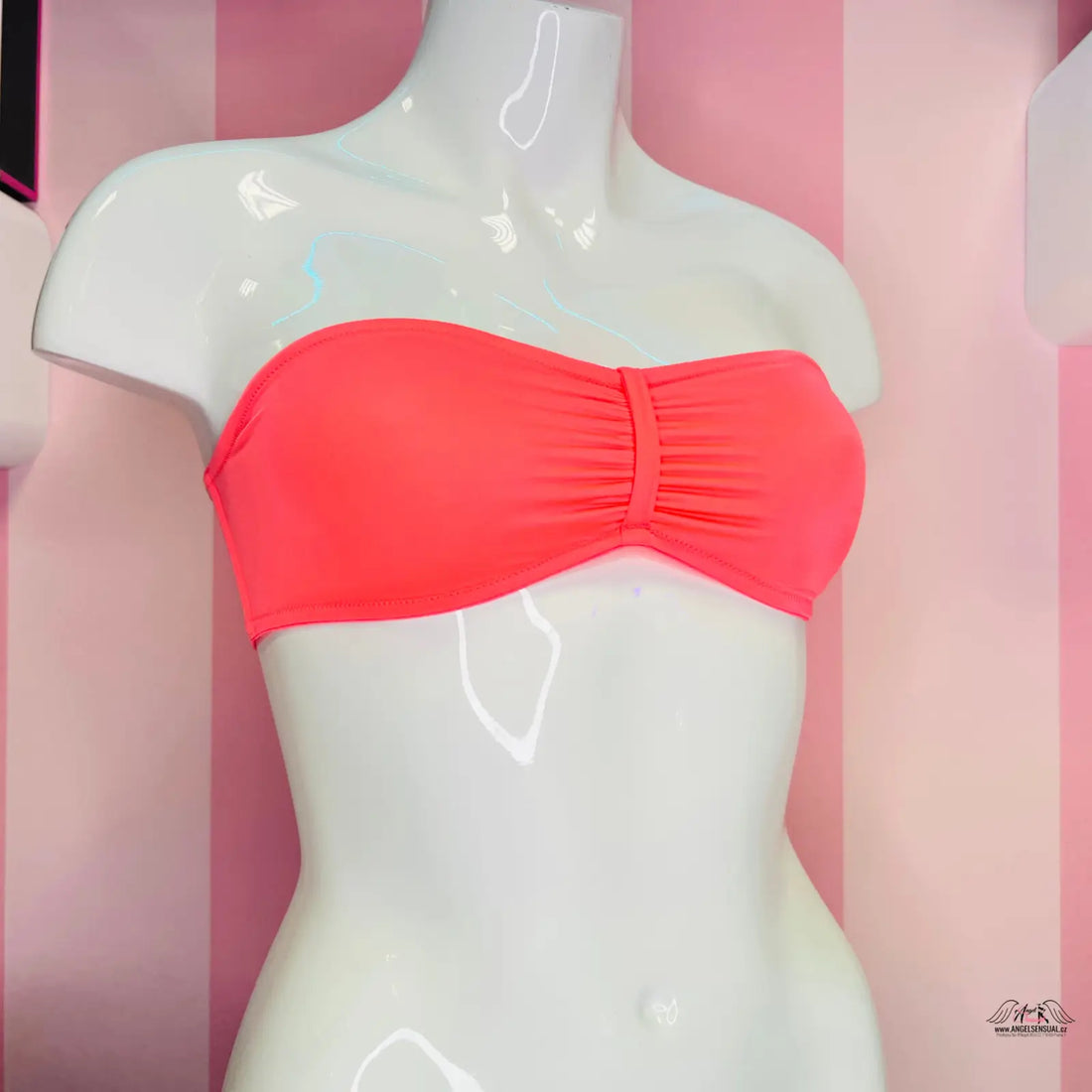 Mannequin v růžovém bikinovém horním díle plavek Victoria’s Secret s elegantní řasení uprostřed