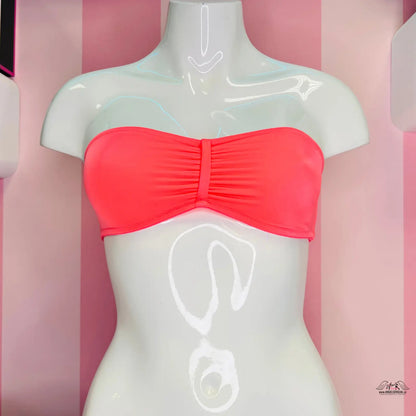 Manek s červeným horním dílem plavek Victoria’s Secret s elegantním řasením uprostřed