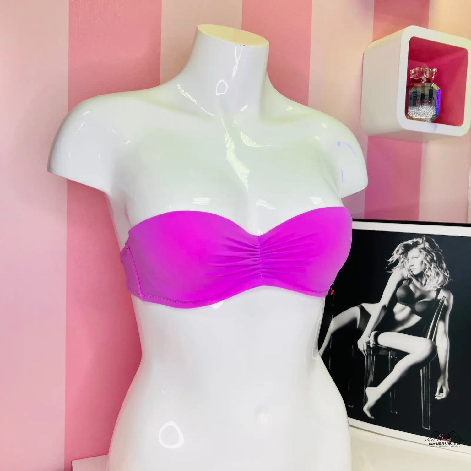 Hot pink strapless bandeau bikini top jako stylový horní díl plavek na mannequinu