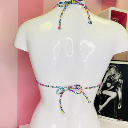 Bílý manekýn s barevným vzorovaným elastickým horním dílem plavek Victoria’s Secret Plavkový Top