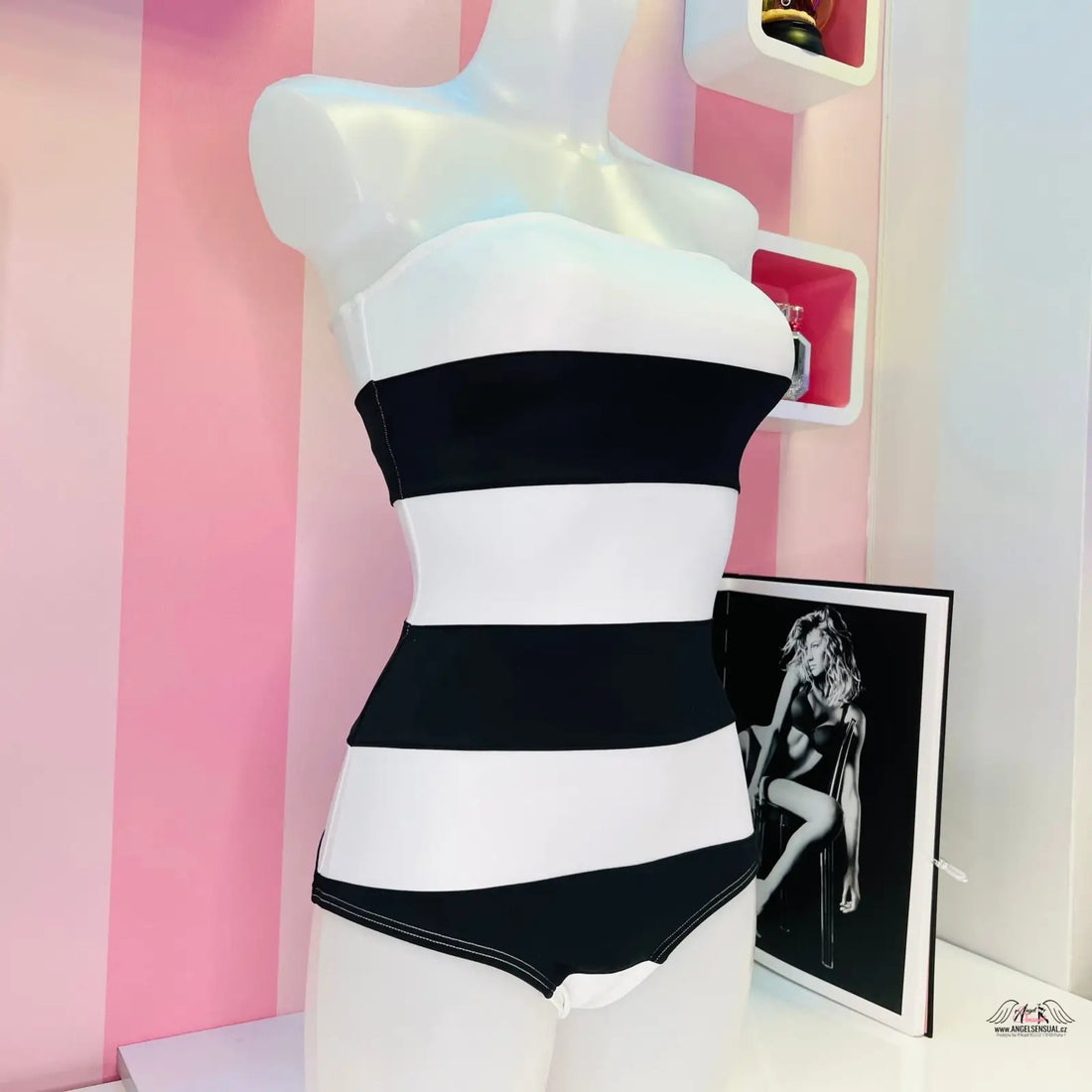 Black and white pruhované jednodílné plavky Victoria’s Secret Plavky Striped na figuríně
