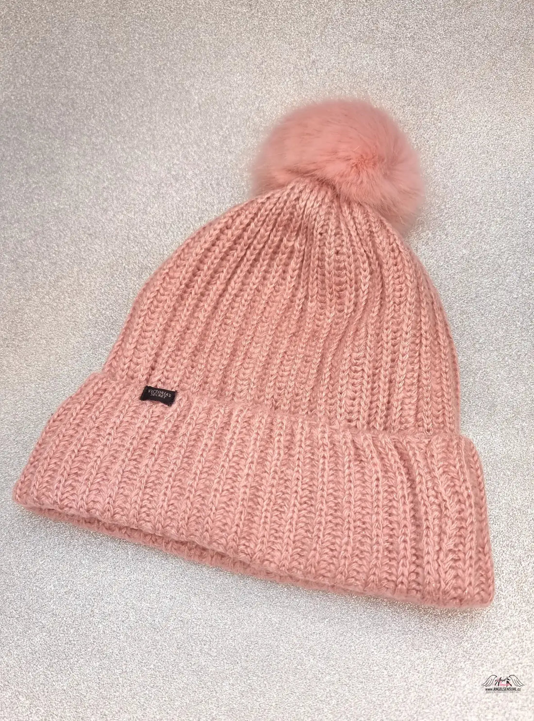 Pinková zimní pletená čepice Victoria’s Secret s třpytivými kamínky a bambulí