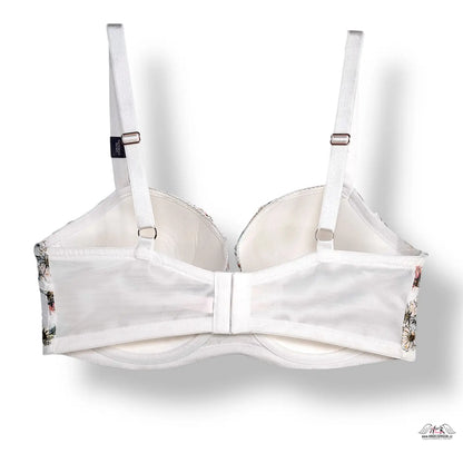 Elegantní bílá podprsenka s květinovým vzorem a stříbrným hardwarem