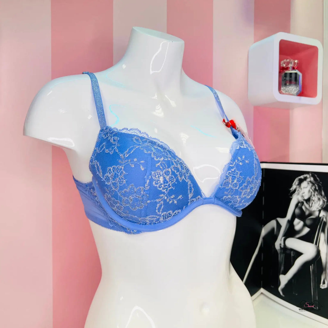 Blue lace bra na figuríně s jemnou krajkou a stříbrnými ramínky, fashion show 2015
