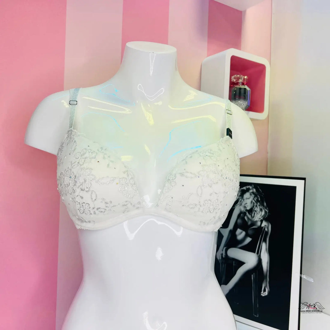Bílá krajková podprsenka na figuríně z Fashion Show 2015 s Kamínky Lurexová Ramínka