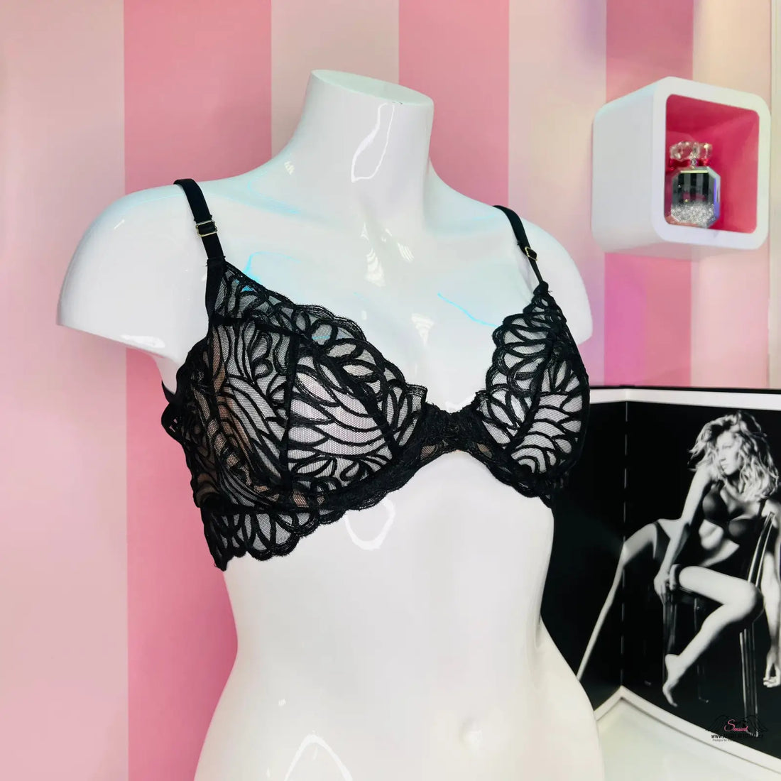 Černá krajková podprsenka Love and Lemons s vroubkovanými okraji na bílé figuríně