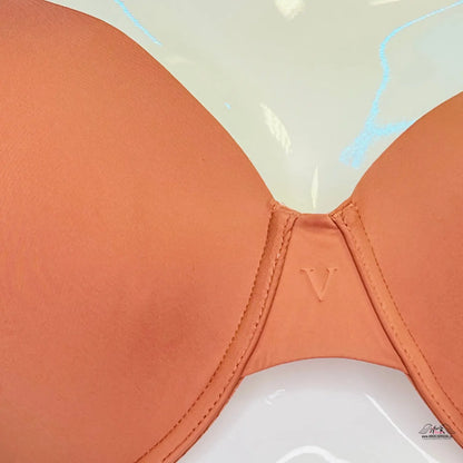 Peach-colored hladká podprsenka s jemnou krajkou a viditelným švem na zádech