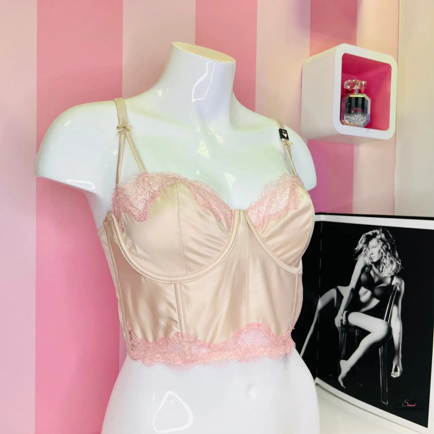 Champagne-colored bustier s jemnou krajkou, krémový korzet s nastavitelnými ramínky
