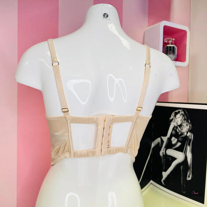Krémový korzet s jemnou krajkou a nastavitelnými ramínky na mannequin