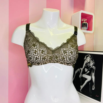 Mannequin s krajkovou podprsenkou Victoria’s Secret a obrázek ženy, smyslnost