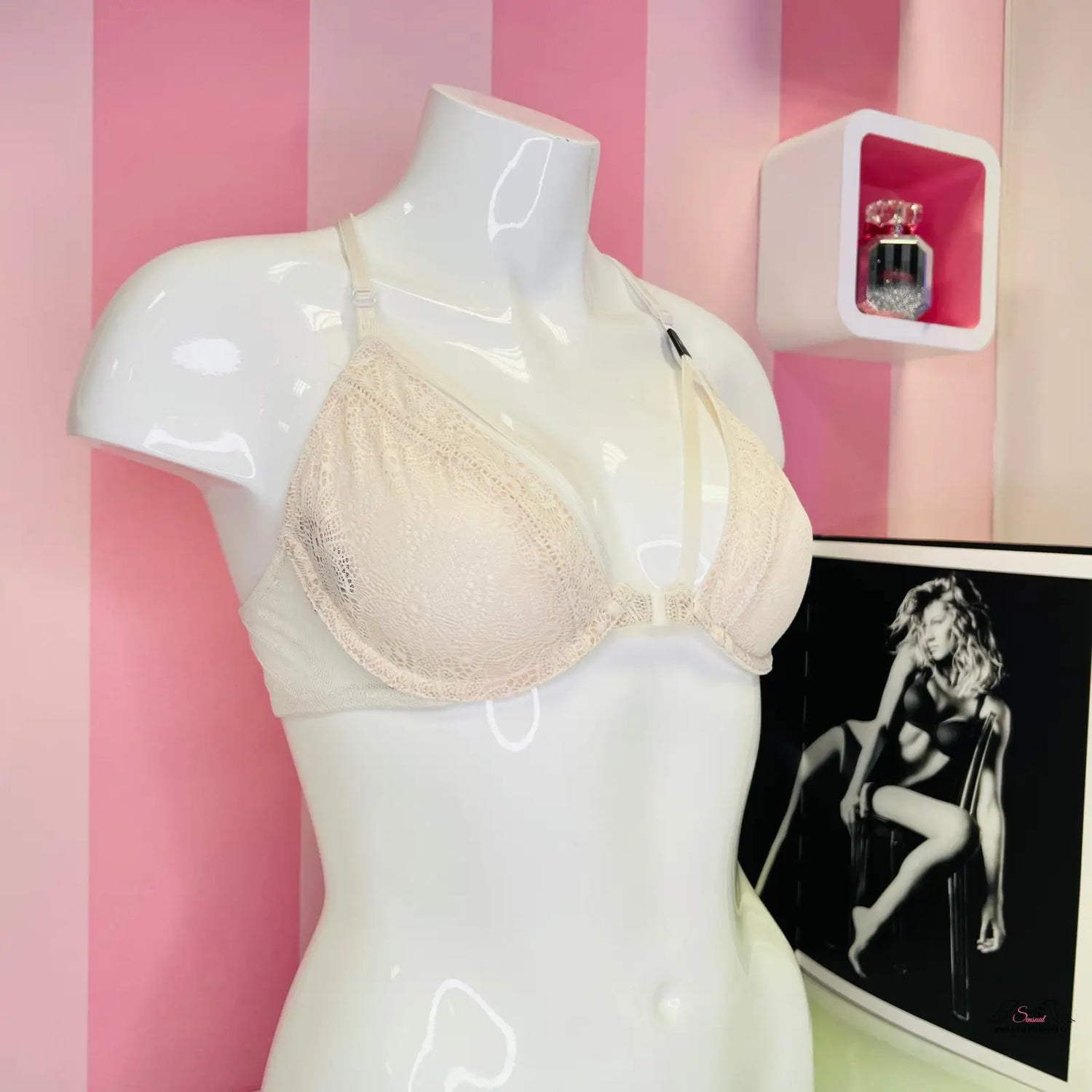Bílý manekýn s krajkovou podprsenkou Victoria’s Secret podprsenka unlined demi velmi sexy