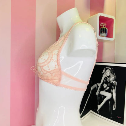 Manekýn s růžovou krajkovou braletkou a černobílou fotografií, Victoria’s Secret Podprsenka Krajková