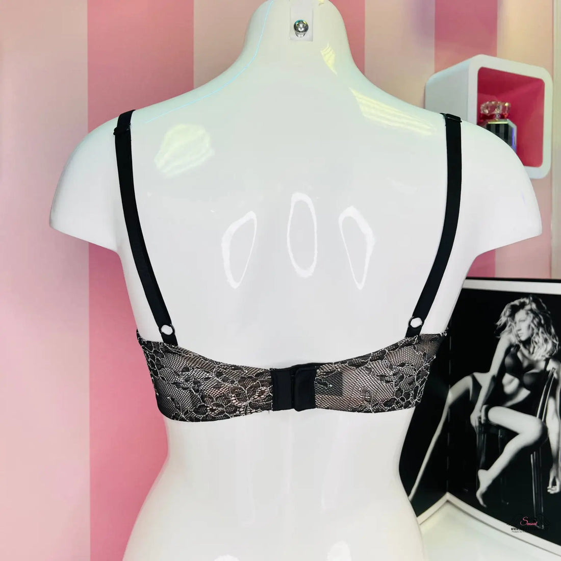 Mannequin torso s krajkovou podprsenkou Victoria’s Secret s nastavitelnými ramínky