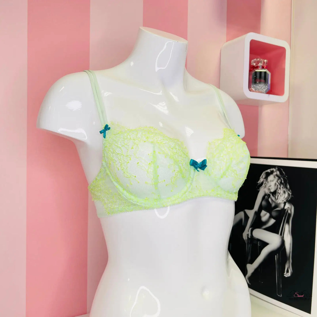 Arachno mannequin s žlutou krajkovou podprsenkou a modrým mašlí, Victoria’s Secret Krajková Podprsenka
