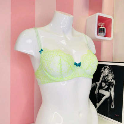 Arachno mannequin s žlutou krajkovou podprsenkou a modrým mašlí, Victoria’s Secret Krajková Podprsenka