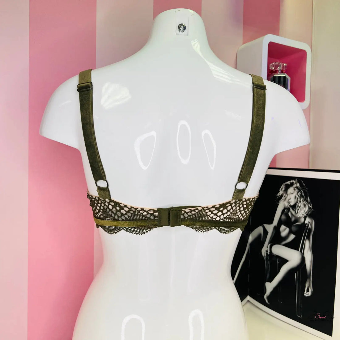 Manekýn s obrázkem ženy na krajková podprsenka Victoria’s Secret smyslnost