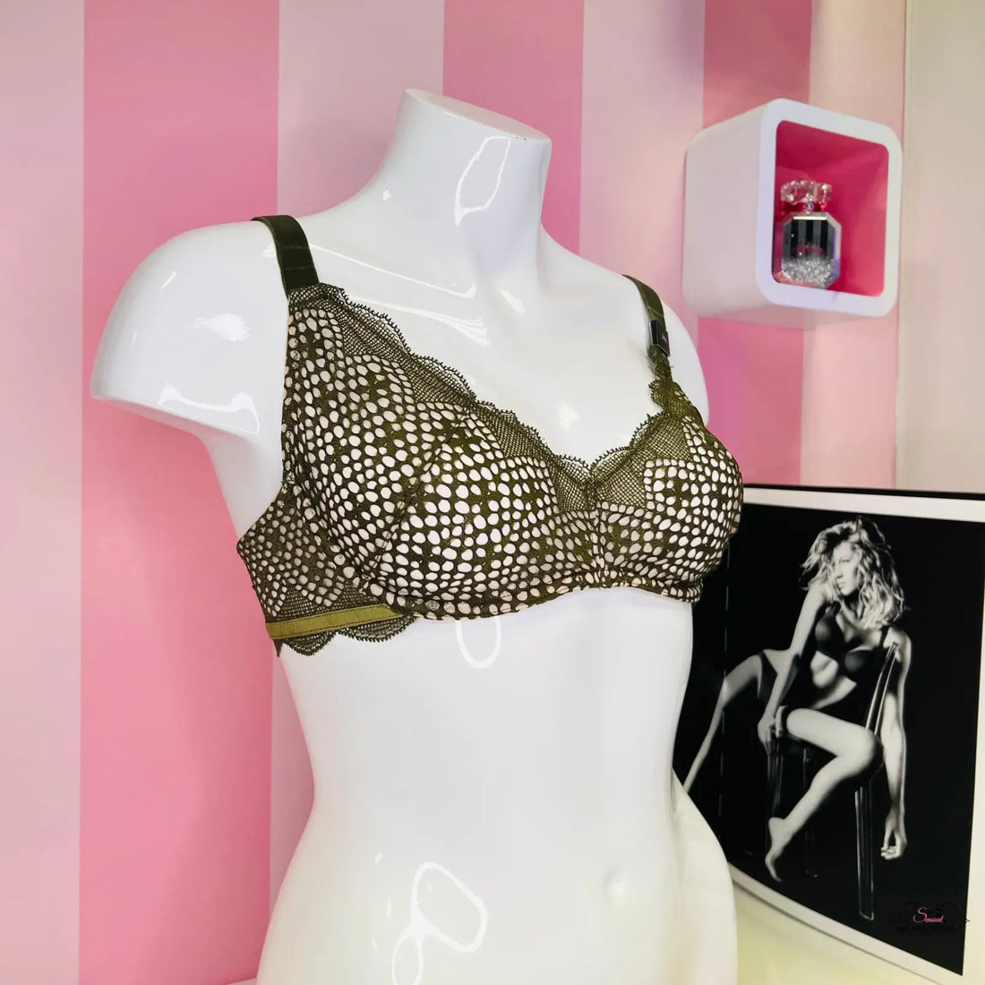 Krajková podprsenka Victoria’s Secret na modelu s obrázkem ženy v bikinách