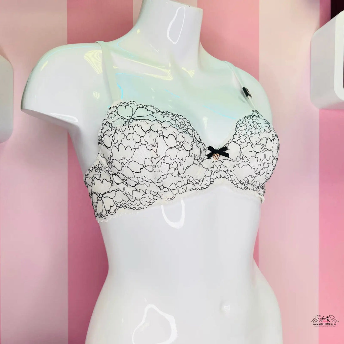 Krajková Victoria podprsenka s jemným květinovým vzorem na figuríně