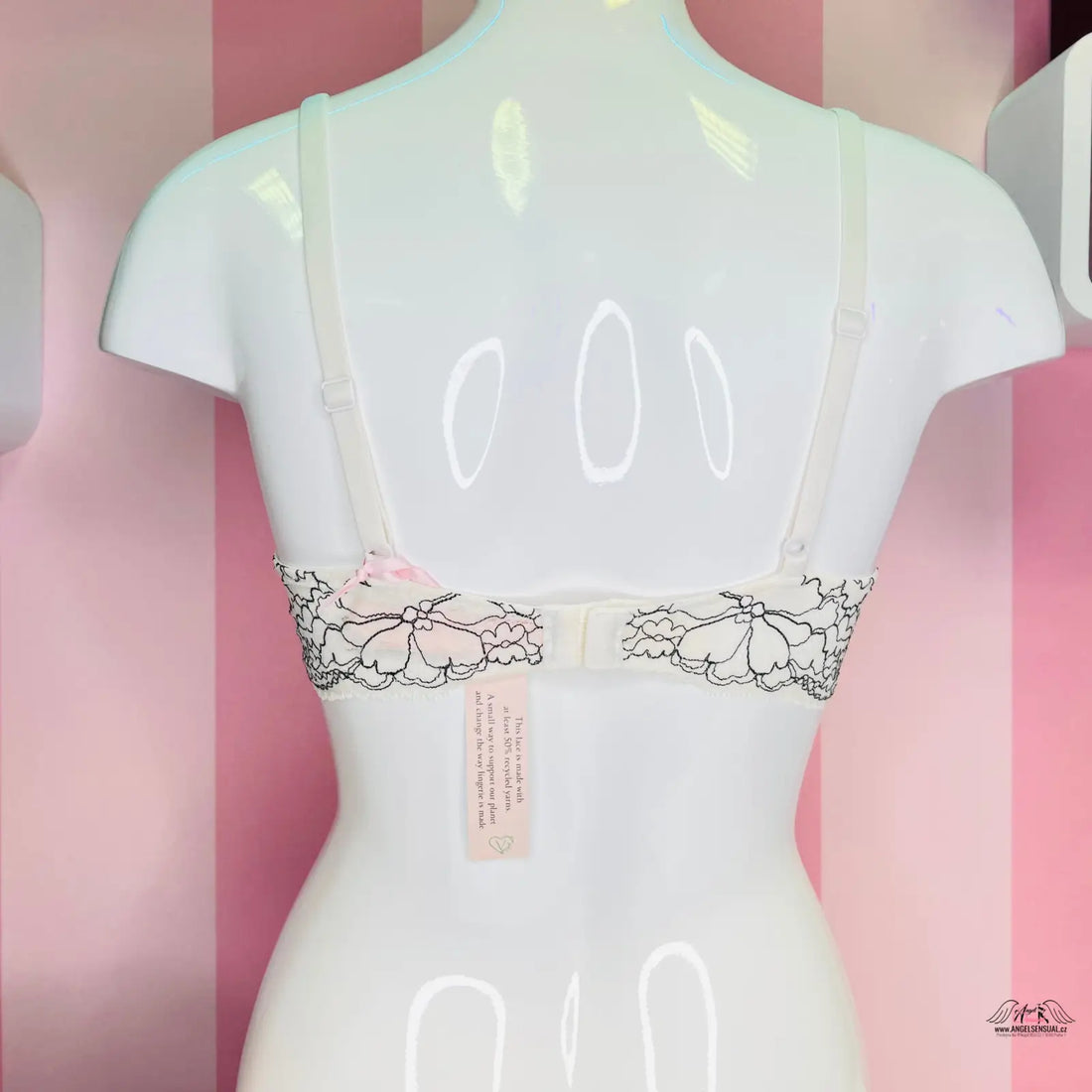 Bílá manekýnka s krajkovou victoria podprsenkou s jemným květinovým vzorem