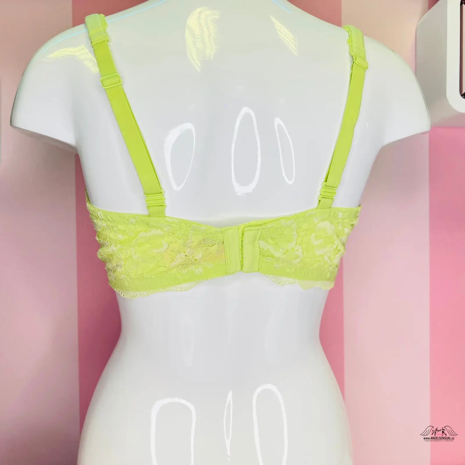 Neon žlutá krajková podprsenka s kosticemi na bílé figuríně, ideální lingerie a apparel &amp; accessories