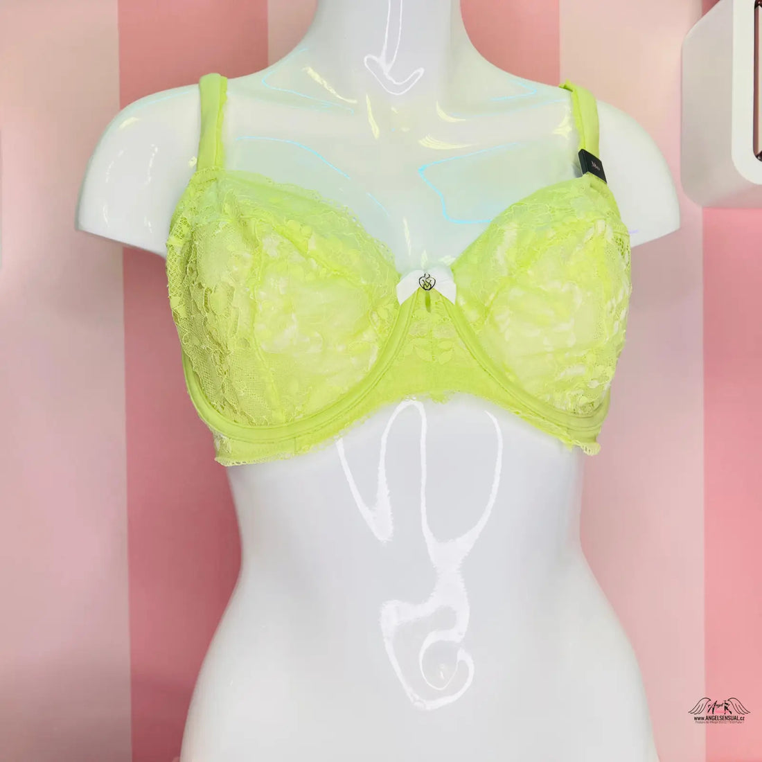 Krajková podprsenka Victoria’s Secret na bílém modelu, luxusní lingerie, apparel & accessories