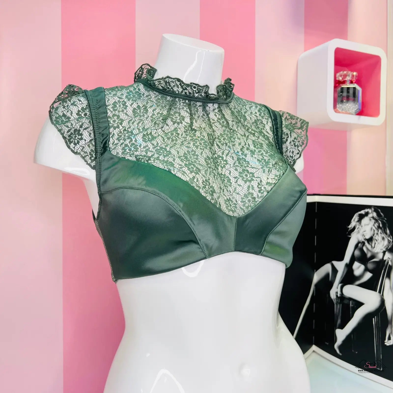 Luxusní podprsenka Victoria’s Secret s koženým a krajkovým designem, ideální pro apparel &amp; accessories