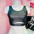Šedý crop top na figuríně, ideální lehká sportovní podprsenka pro aktivní životní styl
