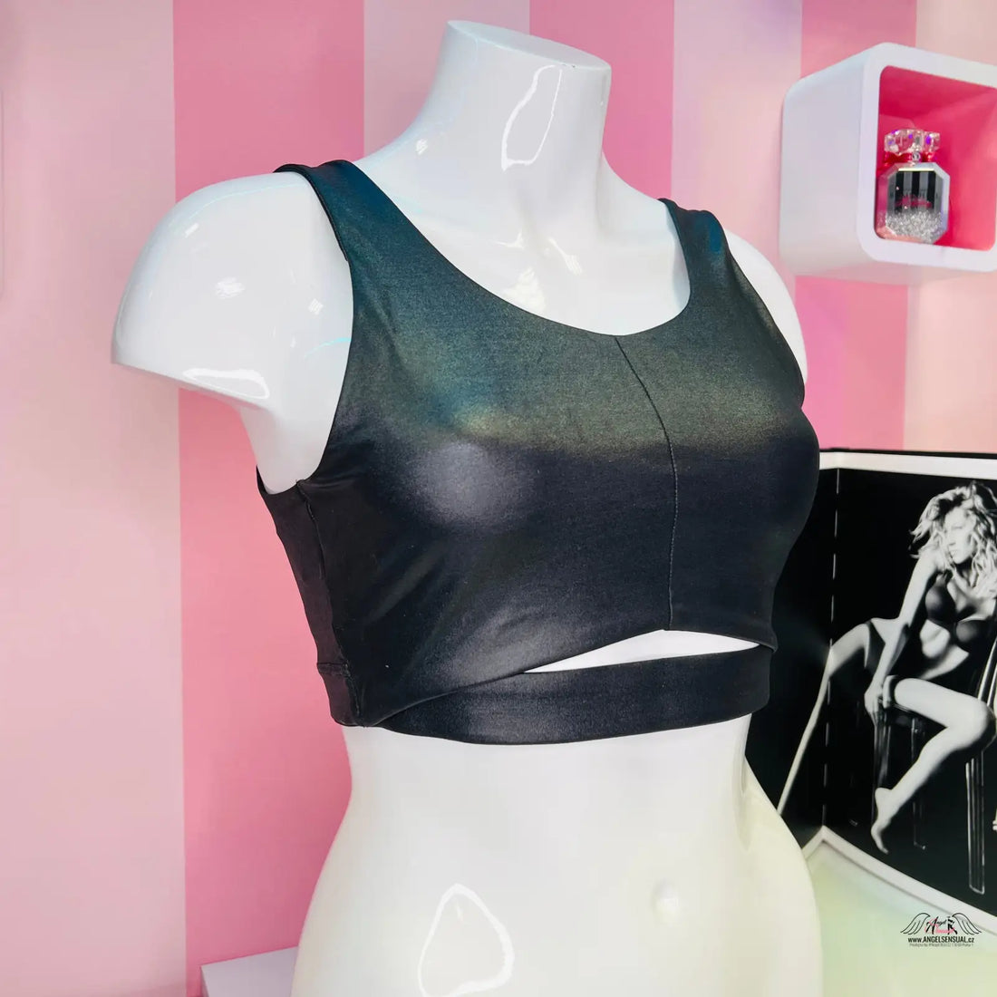 Černá lesklá crop top sportovní podprsenka s průstřihem, lehká sportovní podprsenka