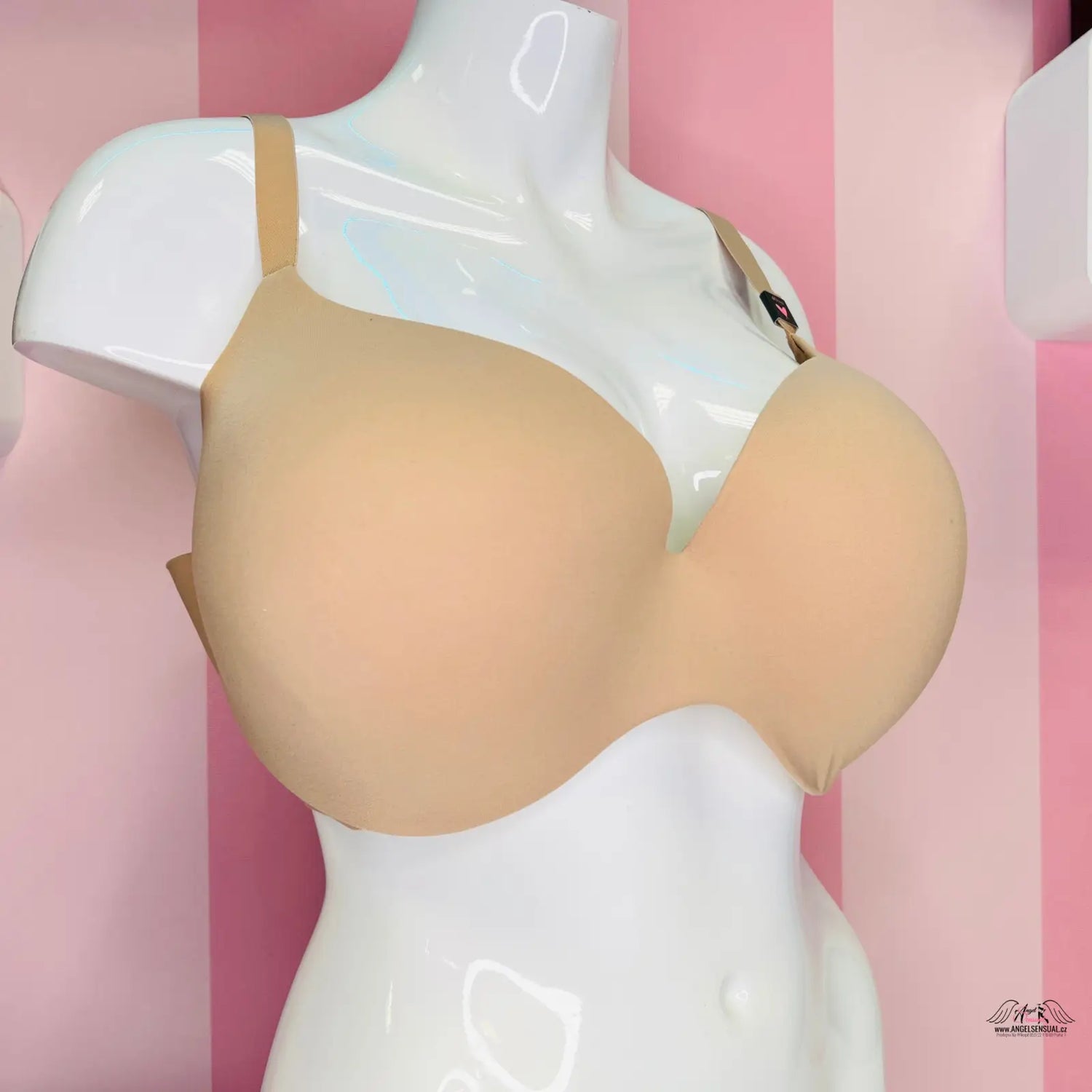 Bílý manekýn s nude podprsenkou Victoria’s Secret Podprsenka Matná Bez Kostice s nastavitelnými ramínky a angel sensual style