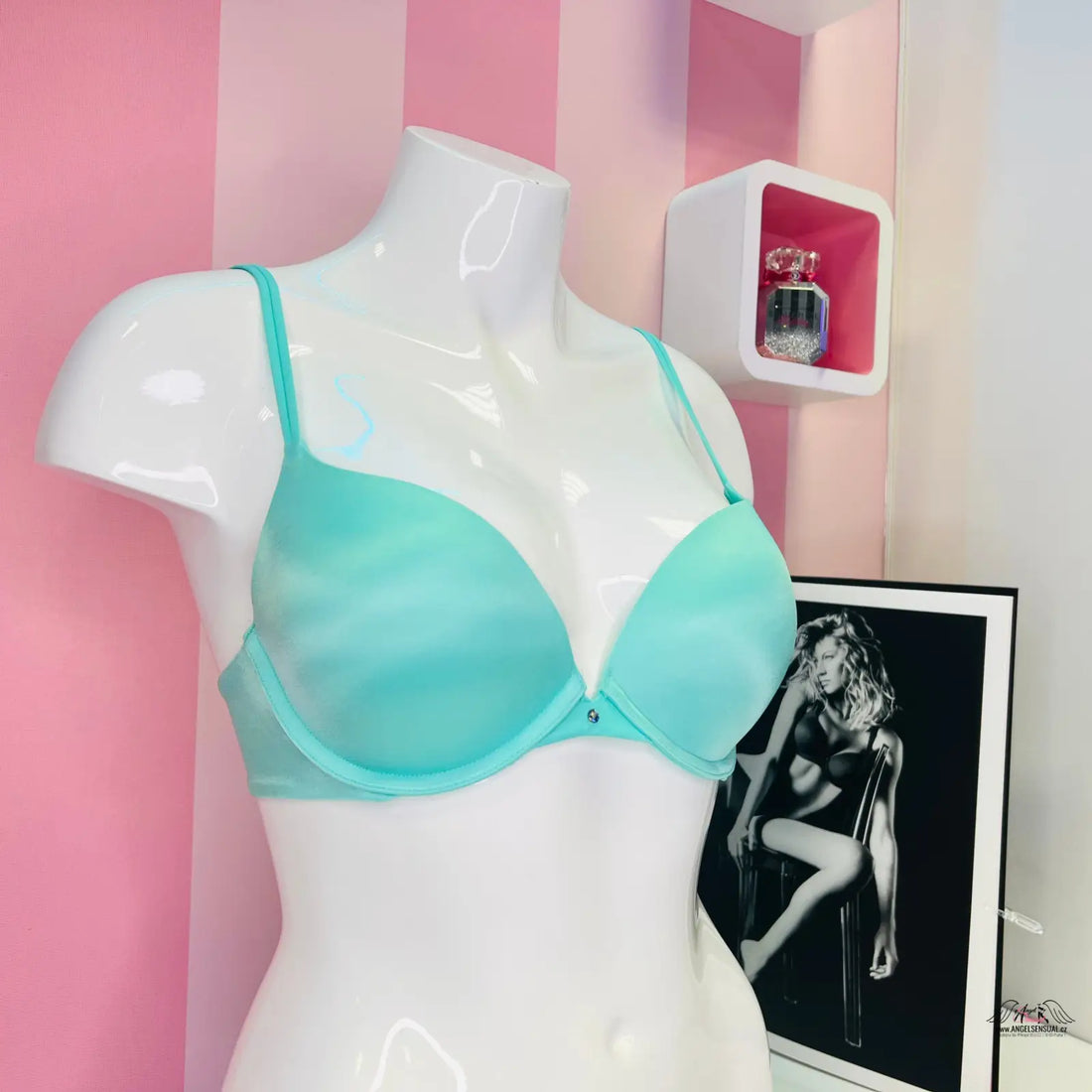 Turquoise push-up bra on mannequin with třpytivým kamínkem and dvojitými nastavitelnými ramínky