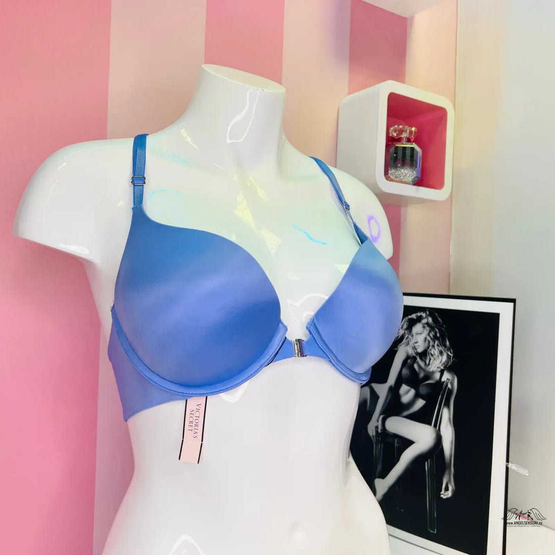 Modrá lesklá push-up podprsenka Victoria’s Secret na figuríně, elegantní push