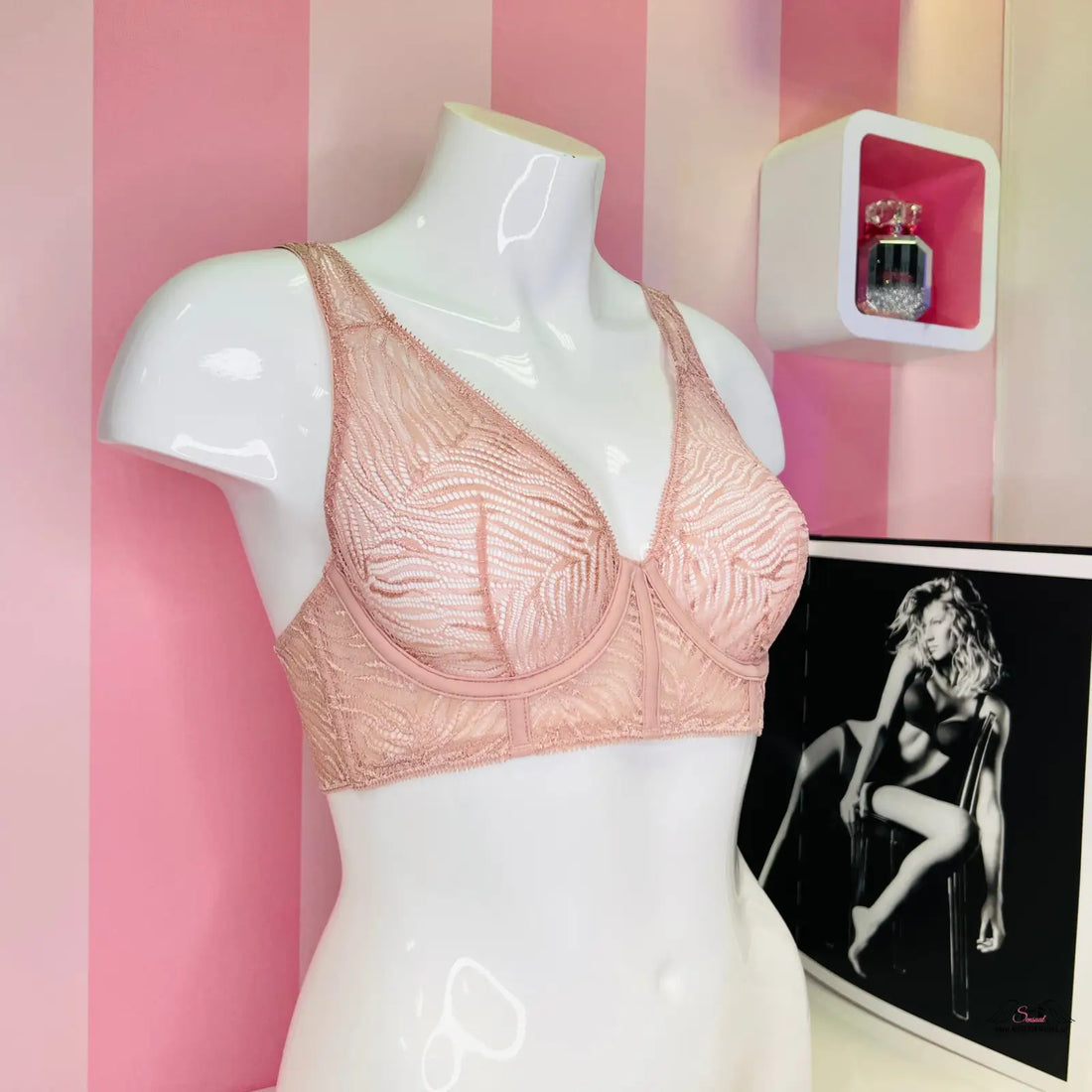 Arafed mannequin v růžové podprsence Victoria’s Secret s krásně podepřené poprsí a nastavitelnými ramínky
