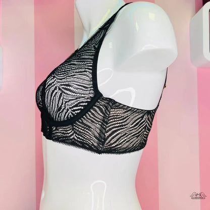 Černá krajková podprsenka Victoria’s Secret s nastavitelnými ramínky a krásně podepřeným poprsím