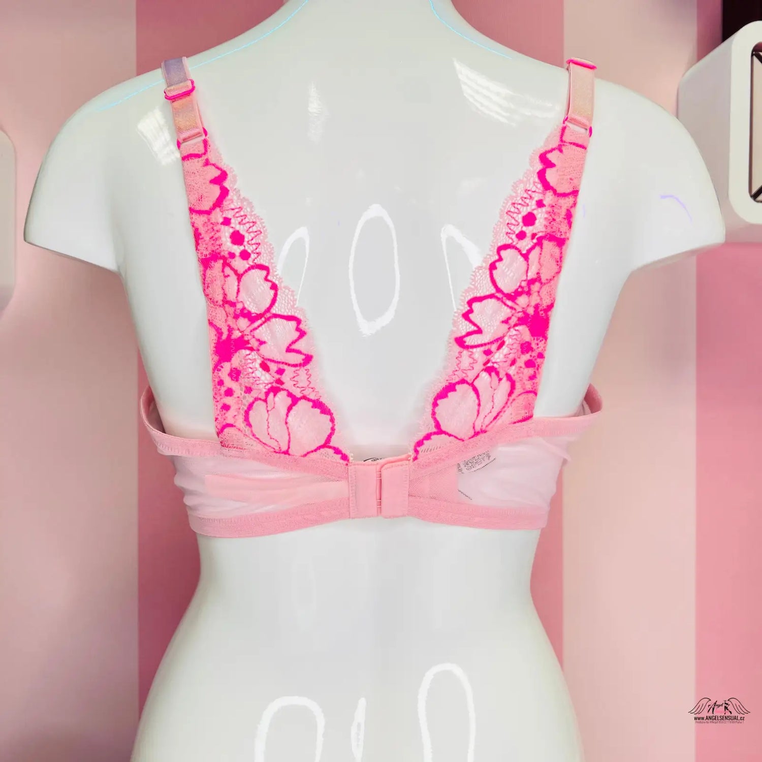 Luxusní podprsenka Victoria’s Secret s jemnou příjemnou krajkou a květinovou výšivkou