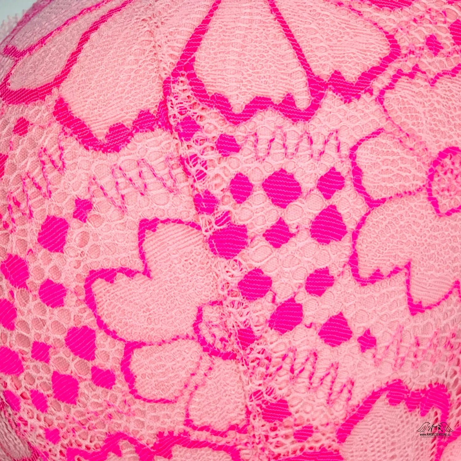 Pink lace fabric s floralm a geometrickým vzorem pro luxusní podprsenku Victoria’s Secret