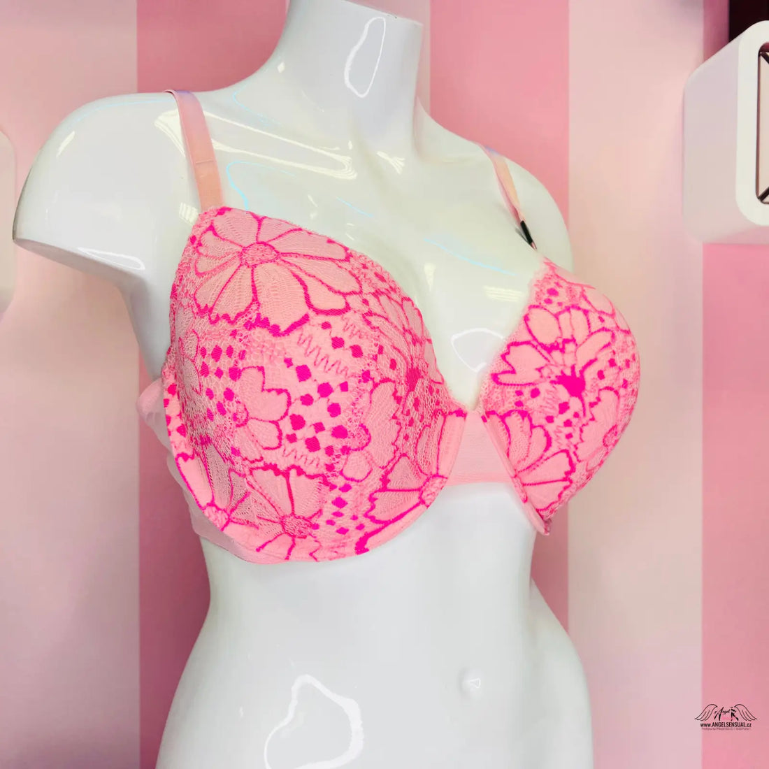 Pink floral lace bra na bílém modelu, jemnou příjemnou krajkou, luxusní podprsenka