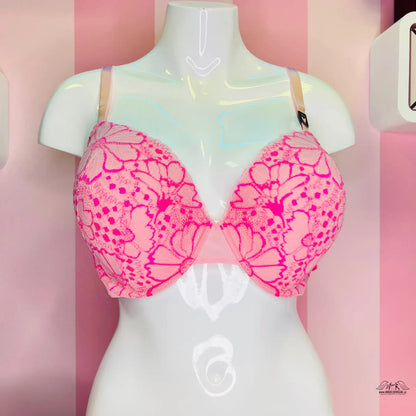 Pink floral patterned bra with jemnou příjemnou krajkou displayed on a mannequin torso