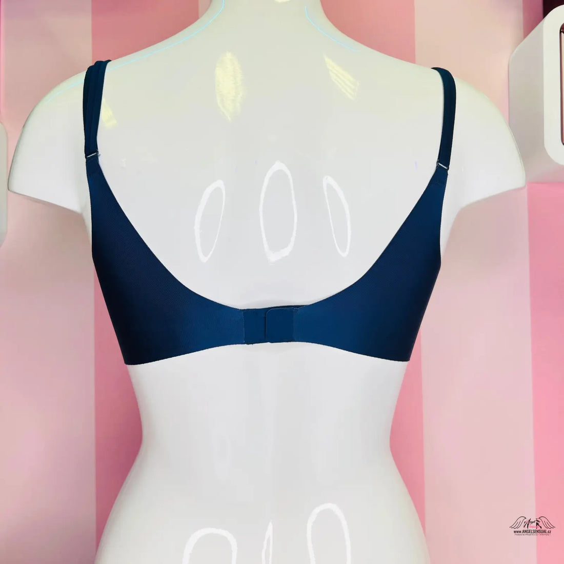 Modrá podprsenka Victoria’s Secret s nastavitelnými ramínky na modelu