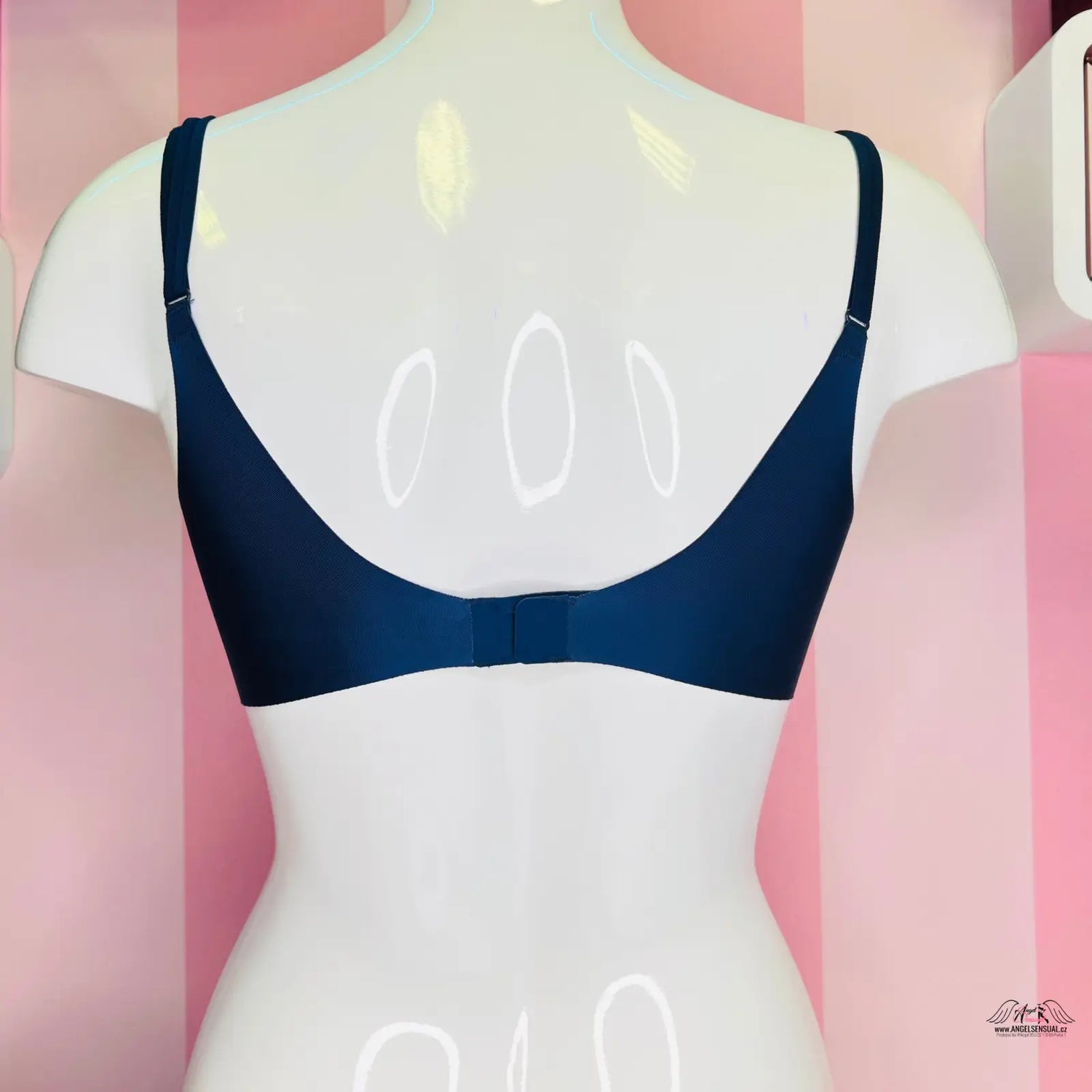 Modrá podprsenka Victoria’s Secret s nastavitelnými ramínky na modelu