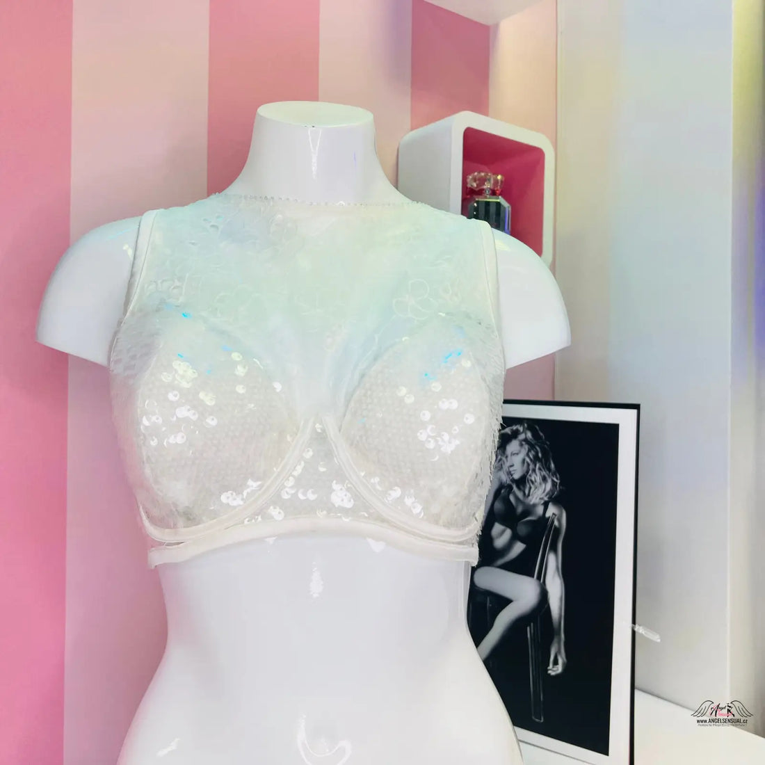 Bílý manekýn s luxusní podprsenkou s flitry, velice luxusní apparel &amp; accessories