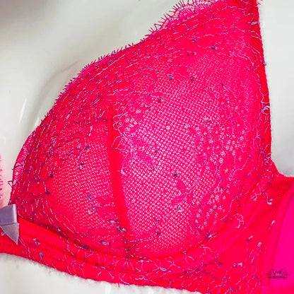 Close-up of pink Victoria’s Secret Podprsenka s Jemnou Krajkou with krajkou kolem košíčků