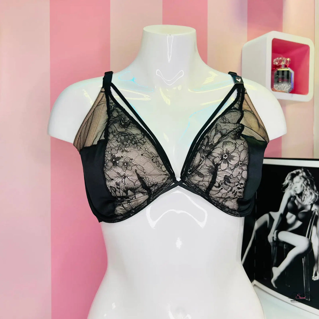 Black lace bra with jemnou síťovinou and elegantními proužky displayed on a white mannequin