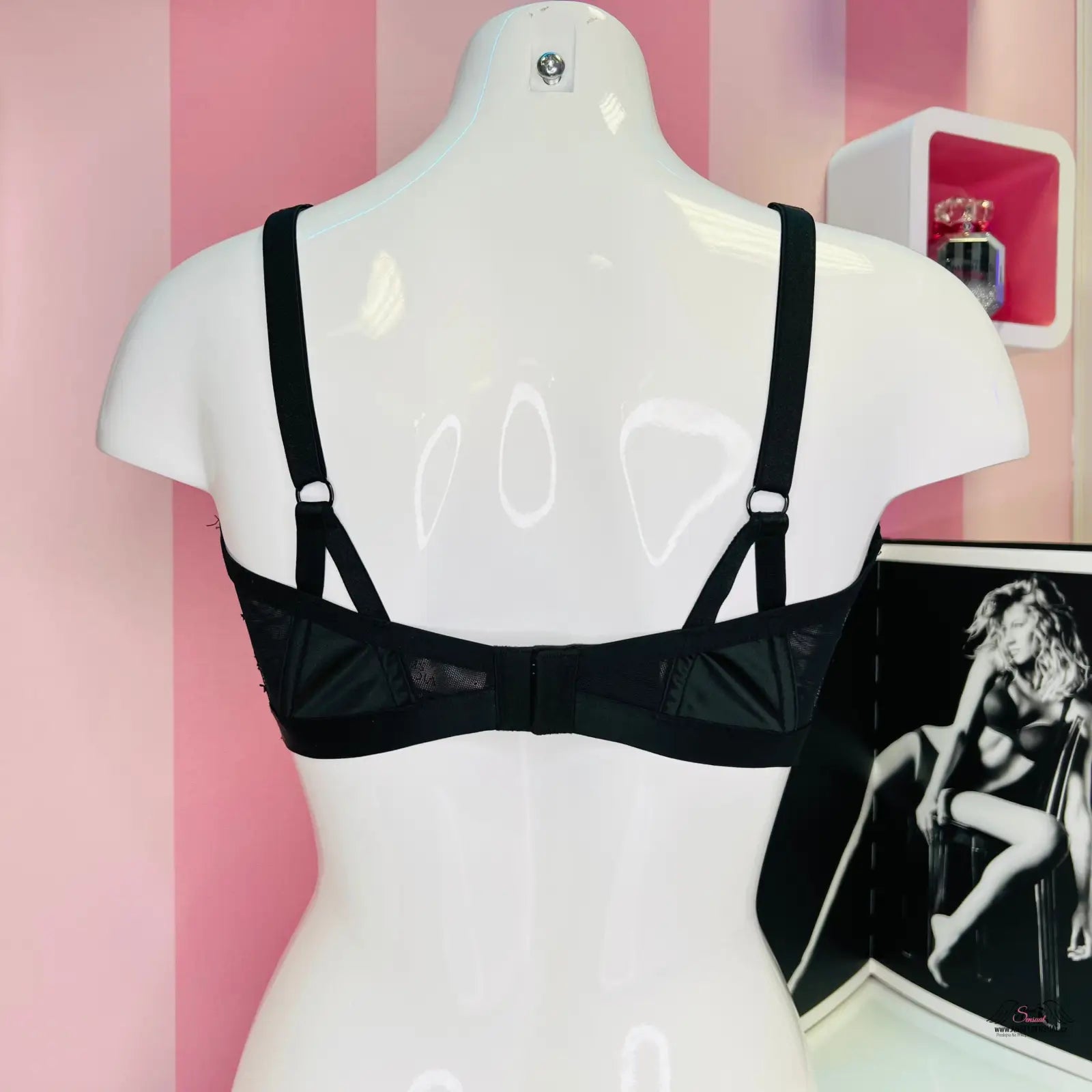Black luxusní krajková podprsenka s jemnou síťovinou a elegantními proužky na mannequinu