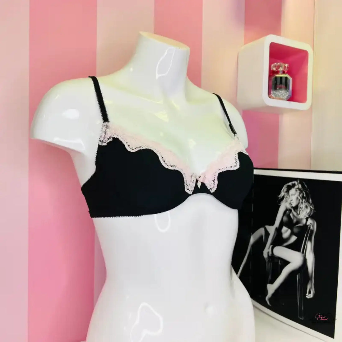 Victoria’s Secret podprsenka s krajkou, kolem košíčků a růžovým lemem na mannequin