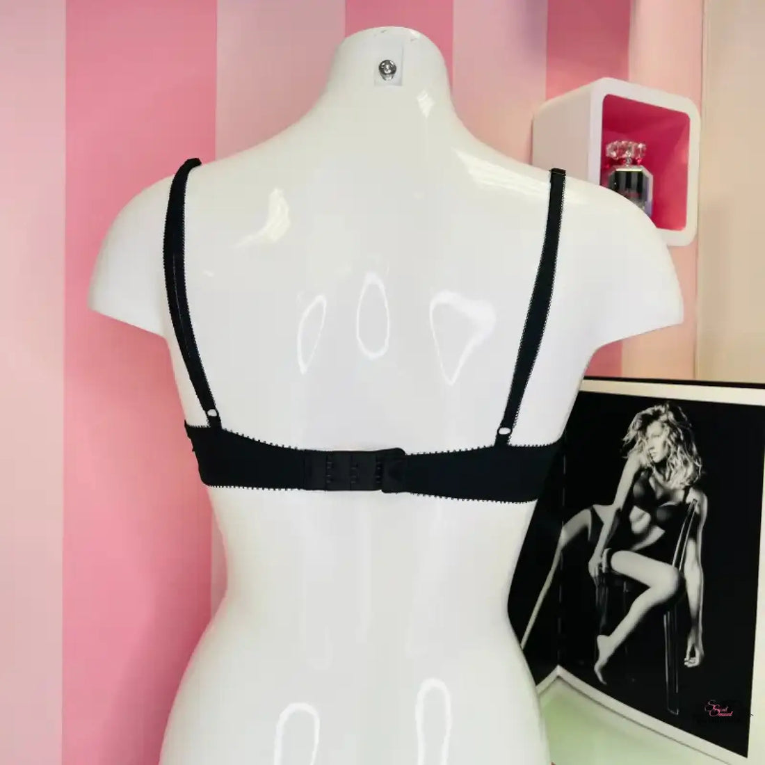 Černá victoria’s secret podprsenka s krajkou na bílé figuríně, kolem košíčků