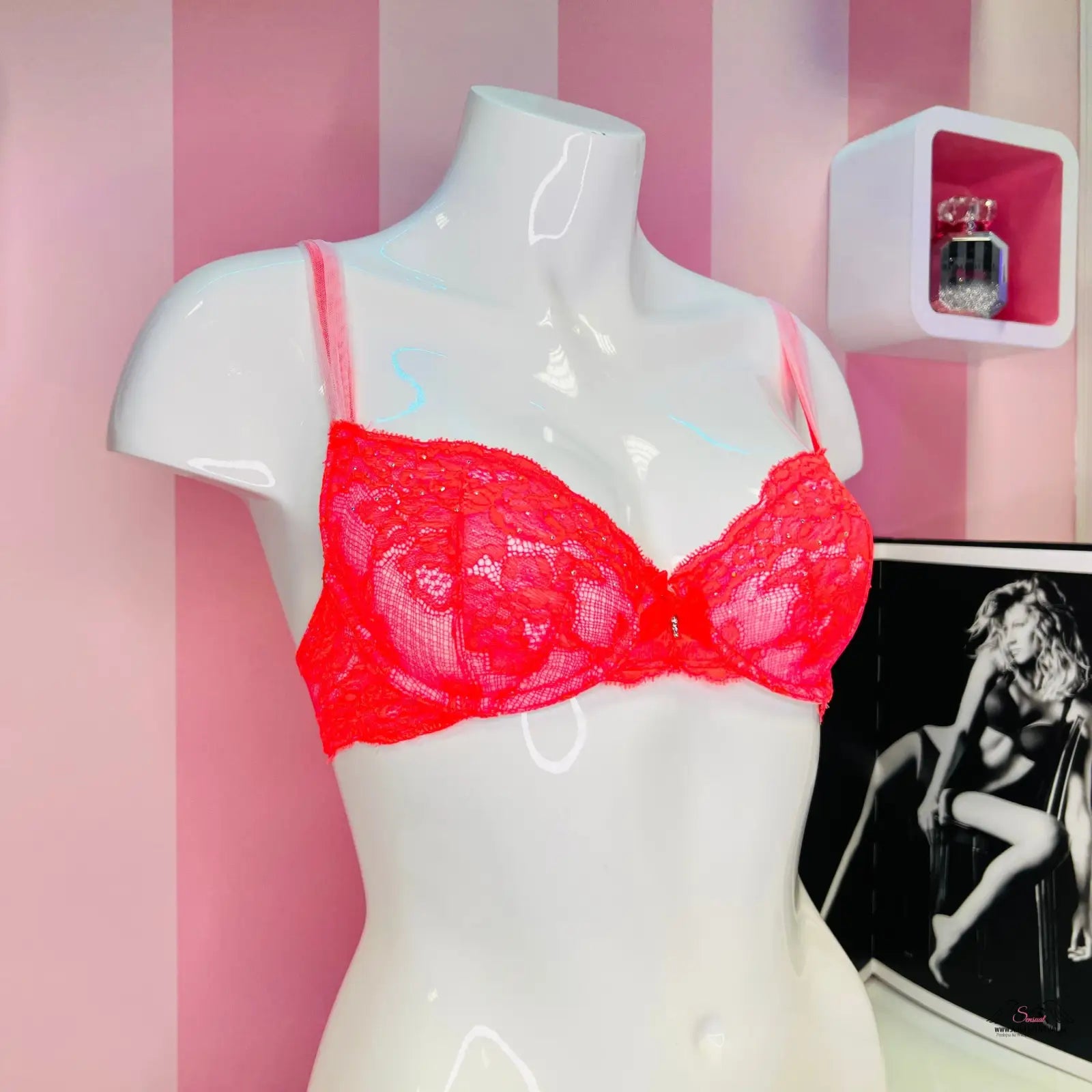 Red lace síťovaná podprsenka Victoria’s Secret na bílém manekýnu, apparel &amp; accessories