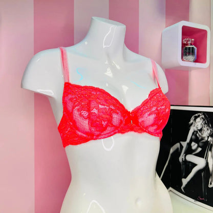 Red lace síťovaná podprsenka Victoria’s Secret na bílém manekýnu, apparel &amp; accessories