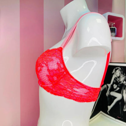 Red lace síťovaná podprsenka Victoria’s Secret na bílé figuríně, apparel &amp; accessories